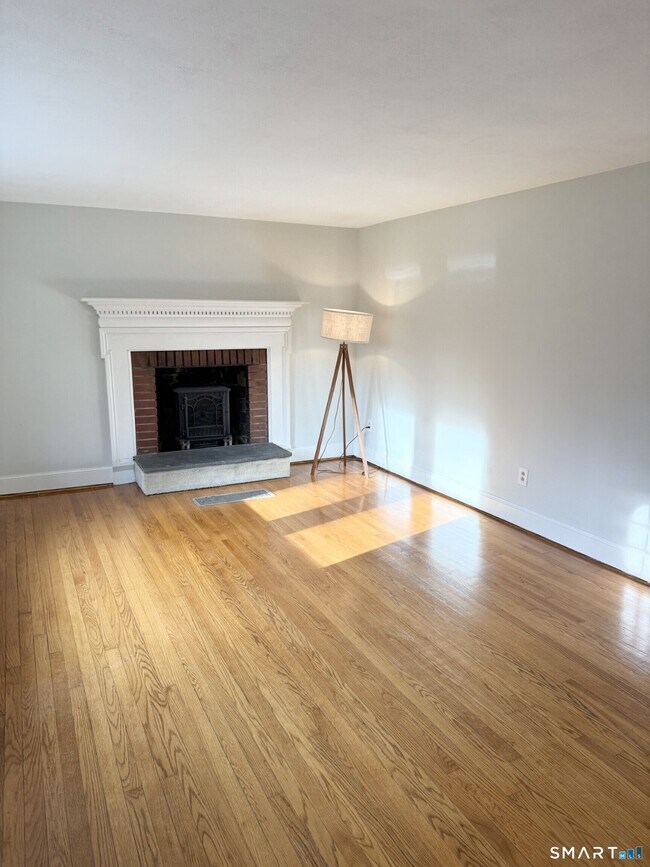 Foto del edificio - 44 Pine Hill Rd