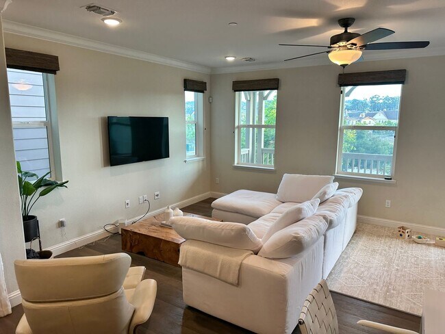 Foto del edificio - Victorian waterfront gem in the coveted Pr...