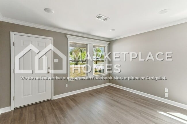 Building Photo - 904 W 23rd St