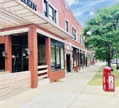 Building Photo - 1911 W Foster Ave