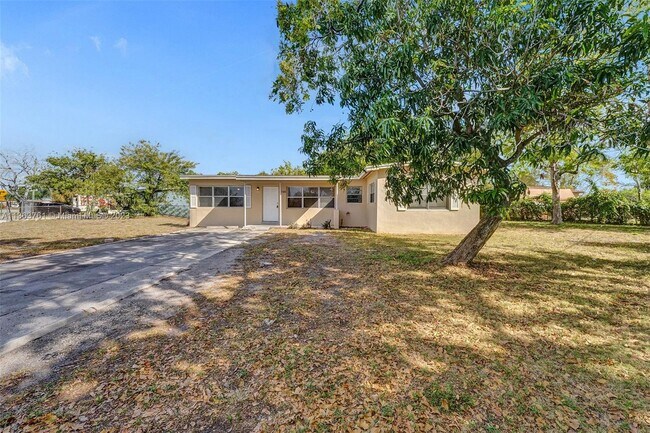 Building Photo - 1749 Lauderdale Manor Dr