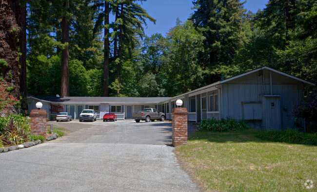 Building Photo - Creekside Village I & II