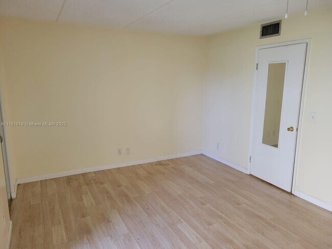 Foto del edificio - 600 Village Green Ct