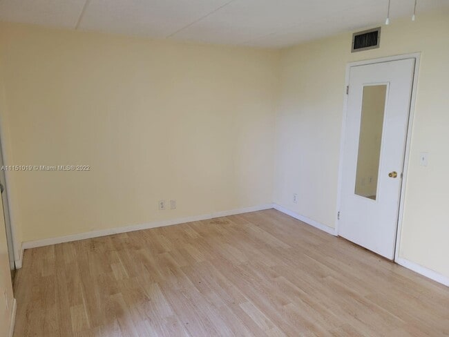 Building Photo - 600 Village Green Ct