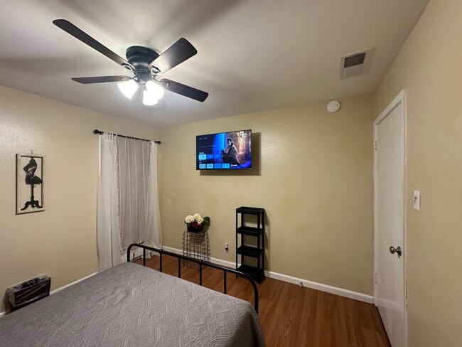 Building Photo - 8702 Village Dr