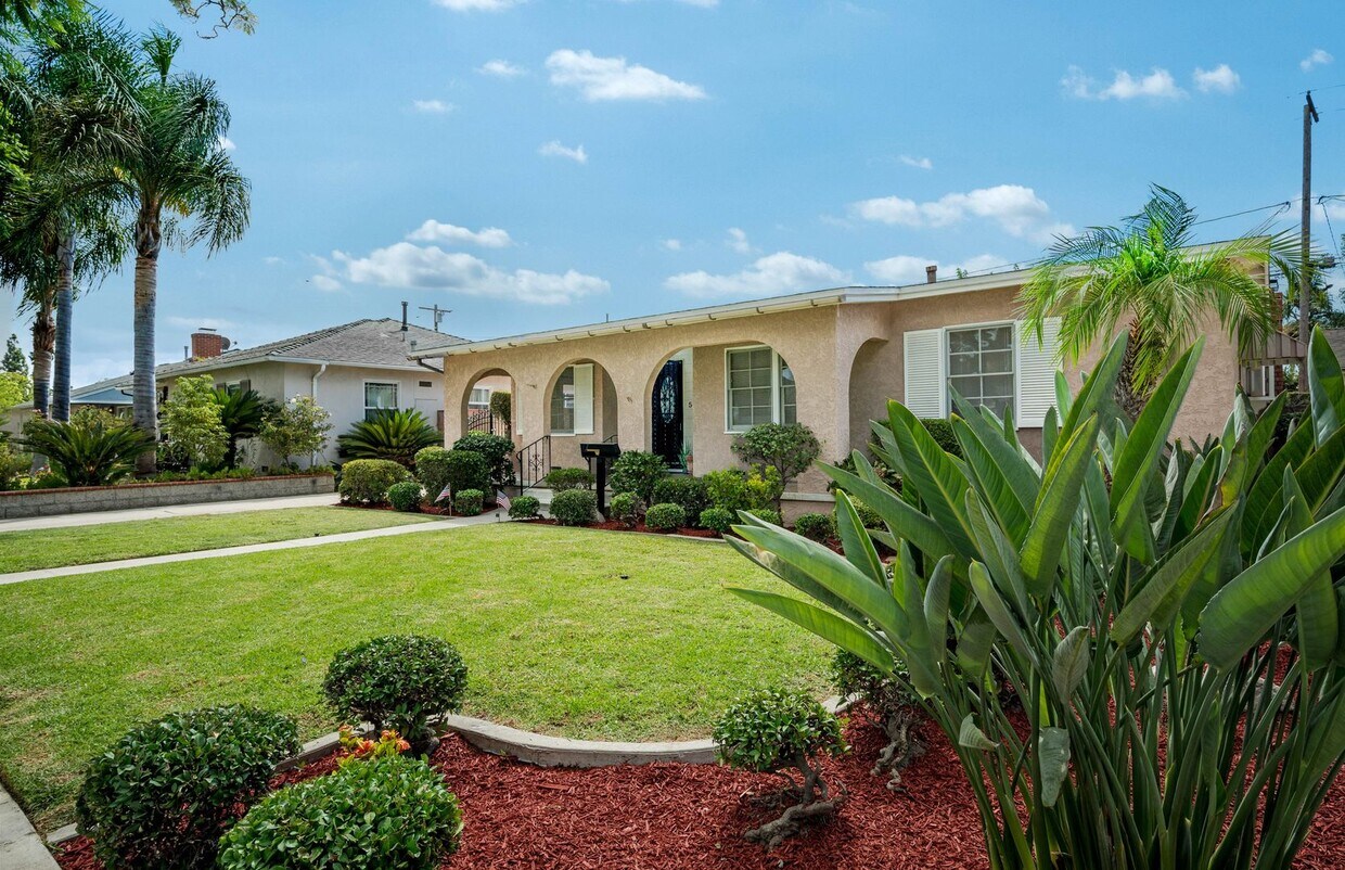 Foto principal - South of Conant 3 Bedroom, 2 Bathroom Home