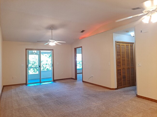 Foto del edificio - 2BR 2BA Plus 1 CAR GARAGE DUPLEX - EDGEWATER
