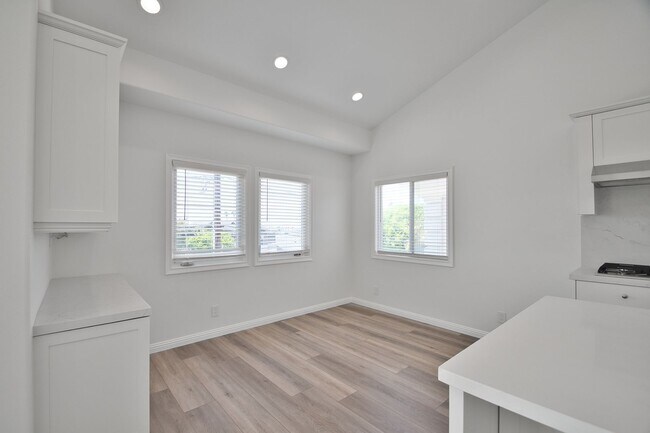 Building Photo - Beautiful Ocean View Townhome with Remodel...