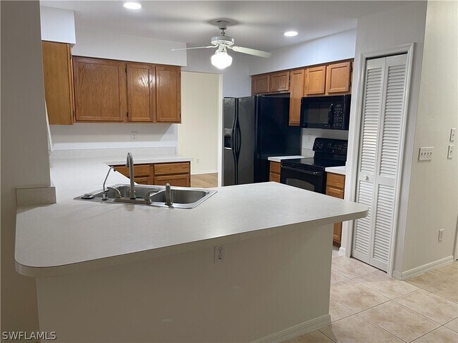 Foto del edificio - 9758 Country Oaks Dr