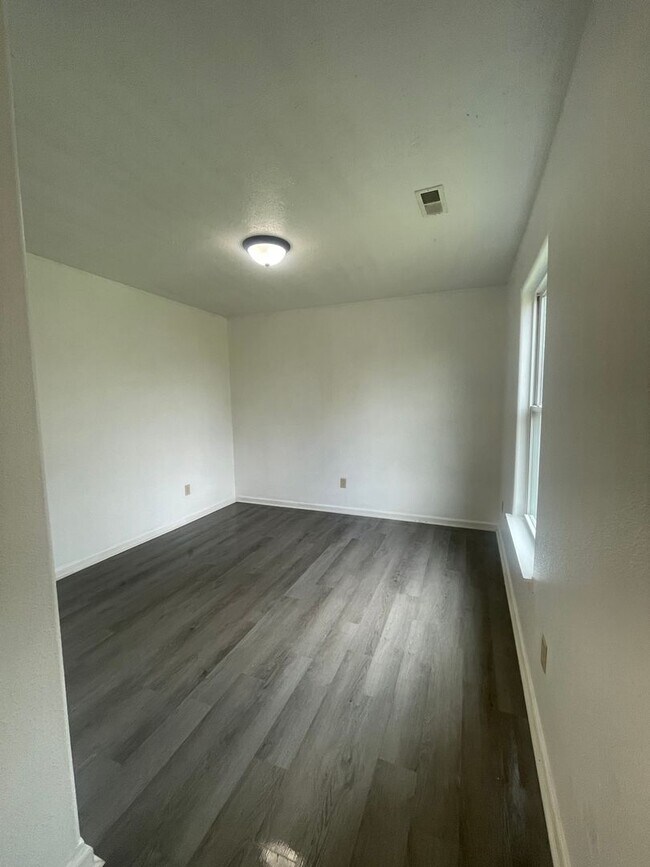 Building Photo - 1547 E Nora St