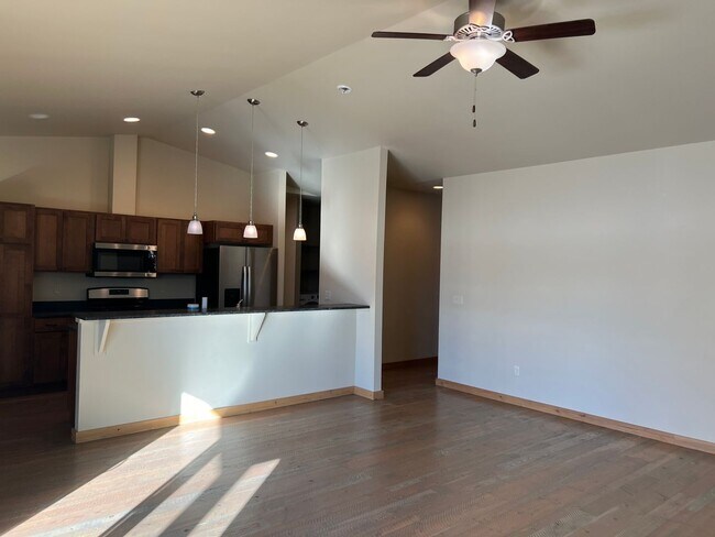 Building Photo - 3 Bed 2 Bath with double garage in Four Co...