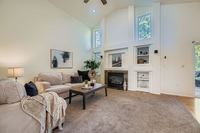 Foto del edificio - Spacious 5-Bedroom Home with Finished Base...