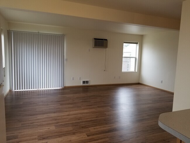 Building Photo - 570-572 SE Shoemaker Place