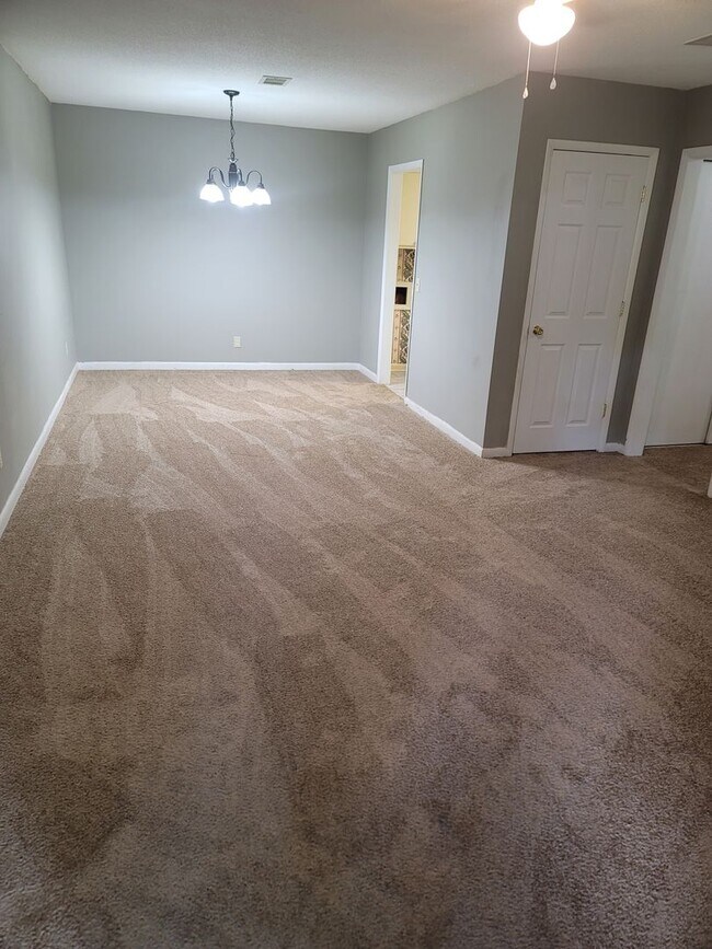Foto del edificio - 1704 Ashford Ln