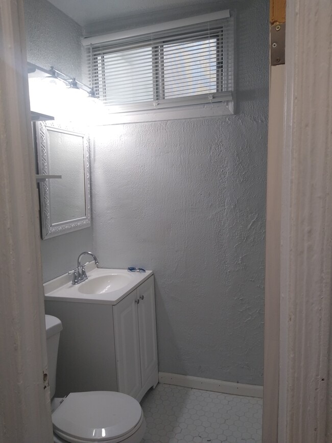 Bath - 1422 W St SE