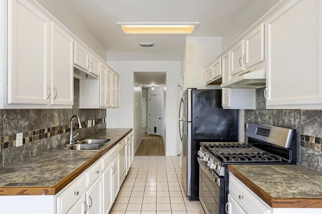 Building Photo - 14601 Montoro Dr