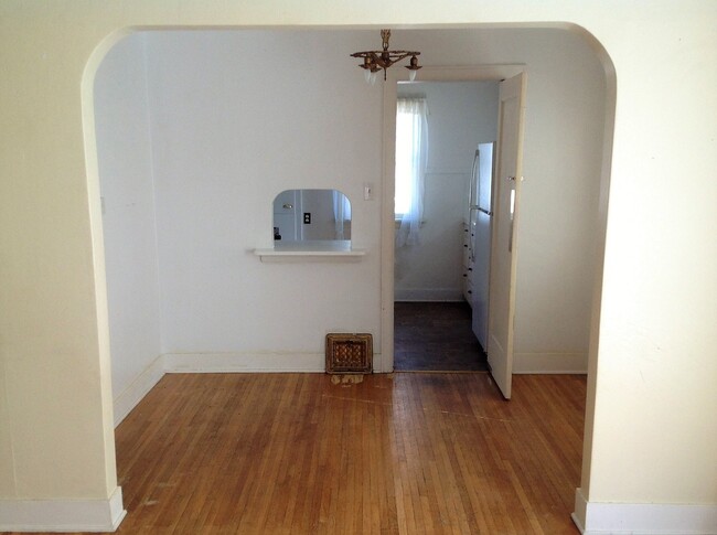 Building Photo - Vintage Bungalow