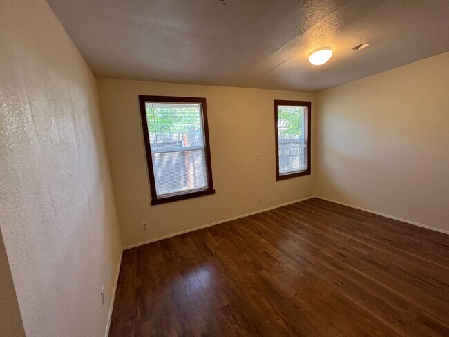 Foto del edificio - 412 NW Manzanita Ave