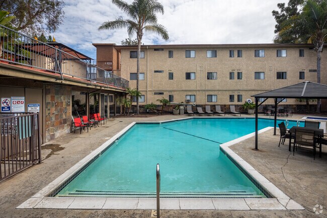 Piscina principal y spa - Harbor Verde Apartments