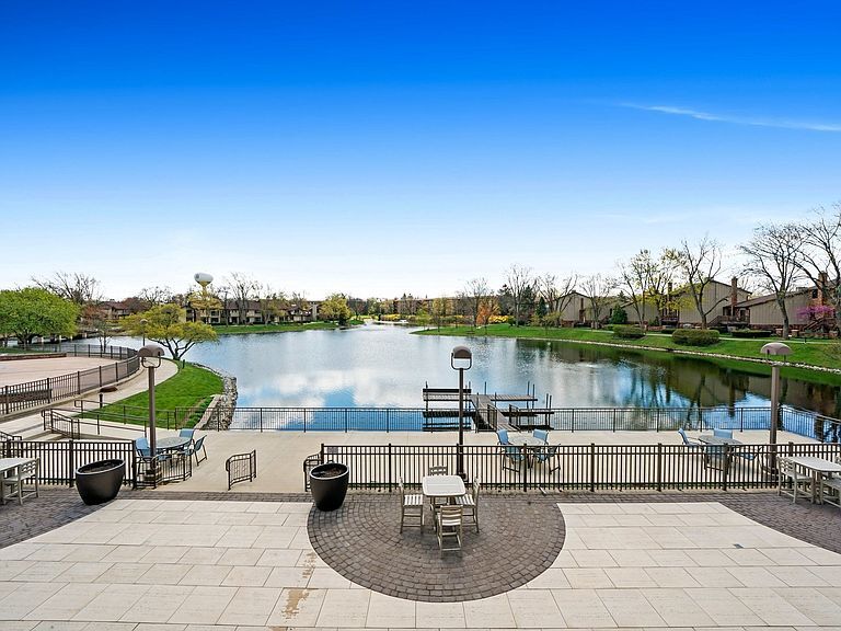 On a lake with a pool & patios - 301 Lake Hinsdale Dr