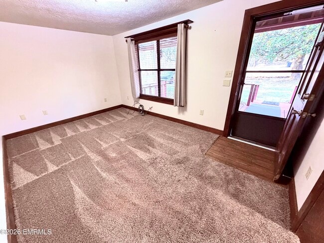 Foto del edificio - 8223 Center Hill Rd