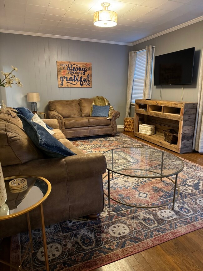 Living room - 1104 Kenwood Ave