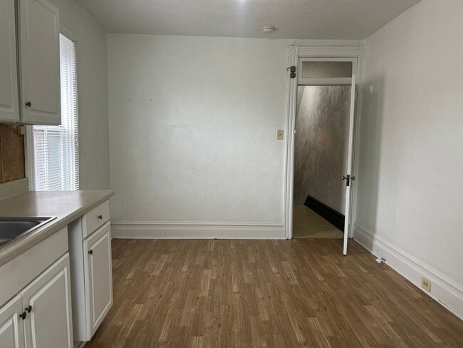 Building Photo - 833 Columbia Ave