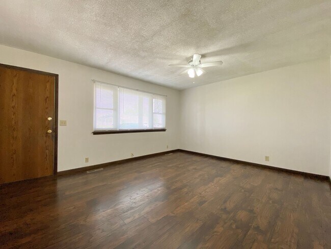 Building Photo - 3 Bed 1 Bath with Attached Garage