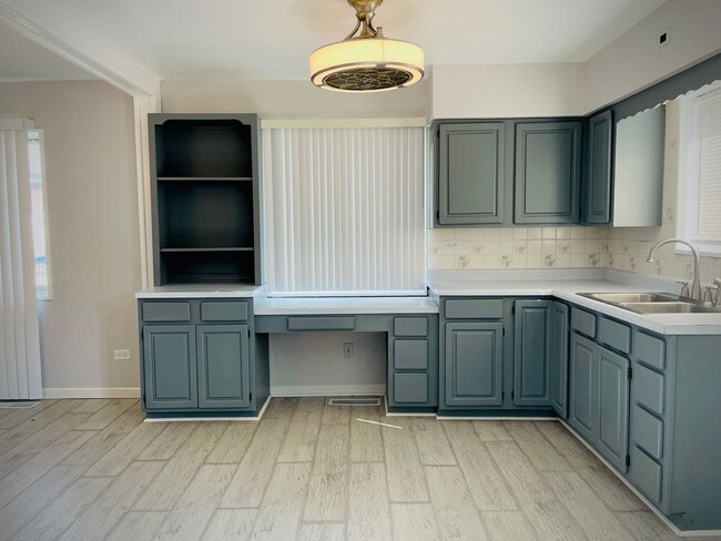 Building Photo - 3 Bedroom 1.5 Bathroom-Calumet City