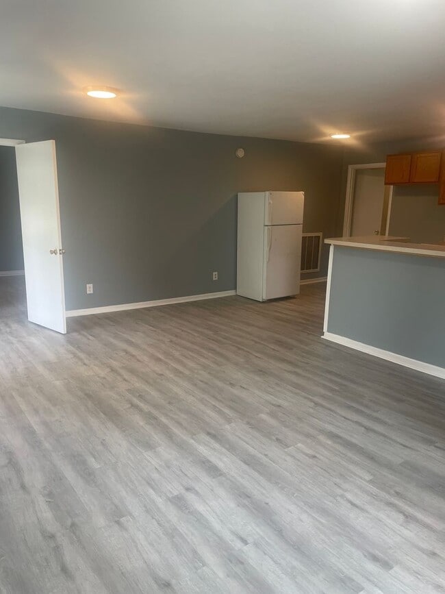 Building Photo - Knoxville 37920 - 3 bedroom, 1 bath home -...