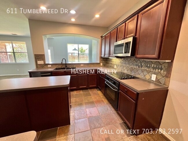 Foto del edificio - Stunning 5 Bedroom 3.5 Bath Home Available...