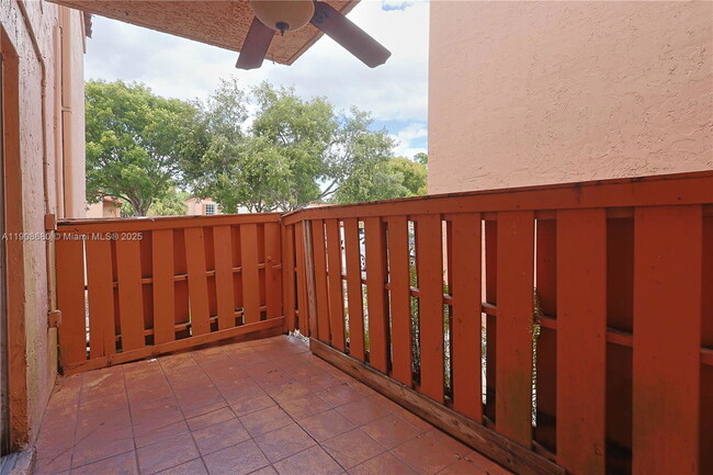 Foto del edificio - 7230 Fairway Dr