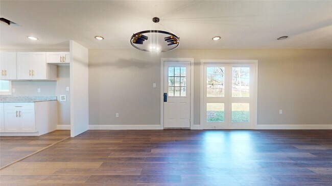 Building Photo - 603 Maple Way