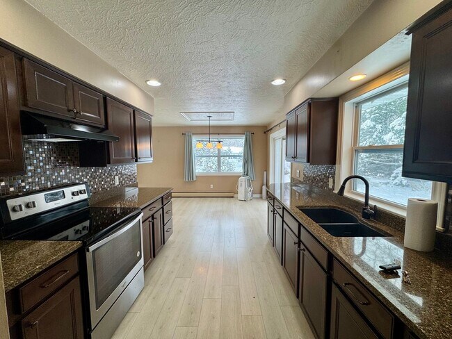Foto del edificio - 4 Bedroom | 2 Bathroom Single Family Home | Renovated | Coal Valley