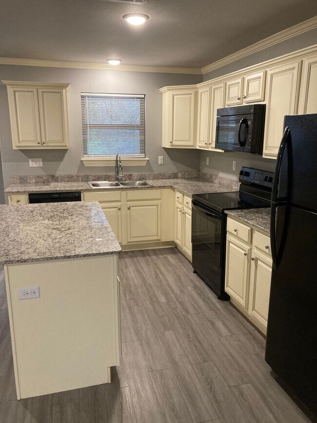 Foto del edificio - PRE-LEASING Adorable 3 bedroom 3.5 bath Duplex!