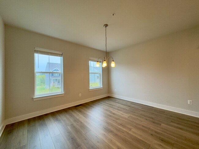 Building Photo - Charming 4 Bedroom/3.5 Bathroom in New WIn...