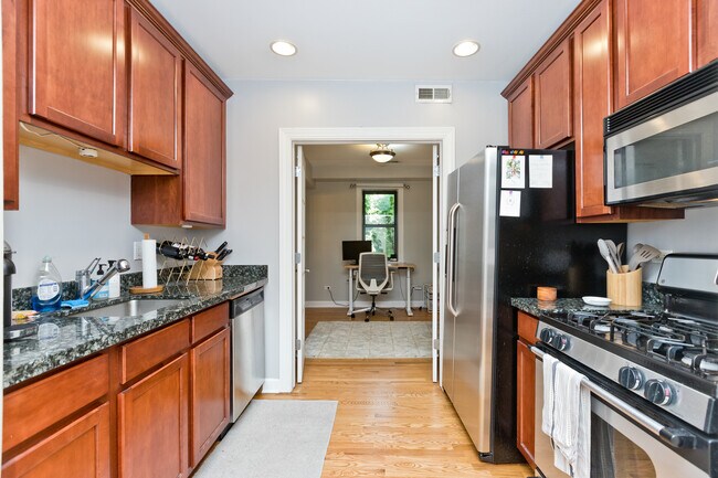Foto del edificio - 2128 N Hudson Ave
