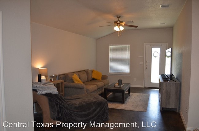 Building Photo - 907 Rosewood Dr