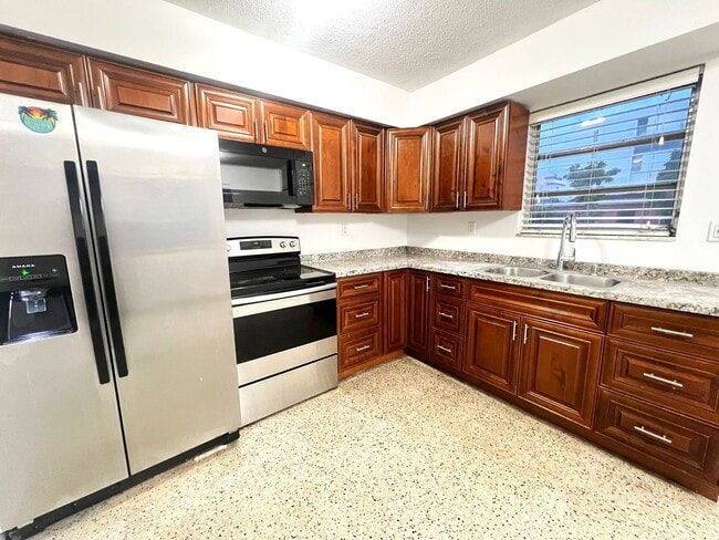 Foto del edificio - Classic Coral Way Charm- 3 bedroom Duplex Available!