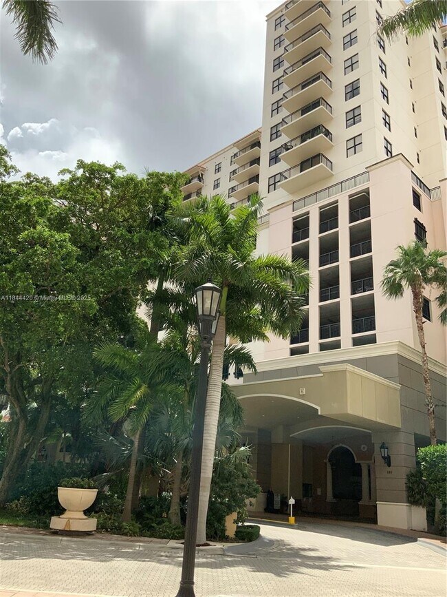 Foto del edificio - 888 Douglas Rd