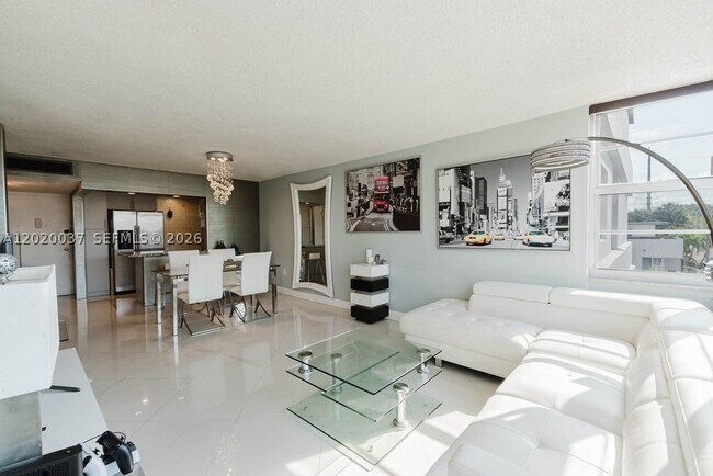 Foto del edificio - 8000 Harding Ave