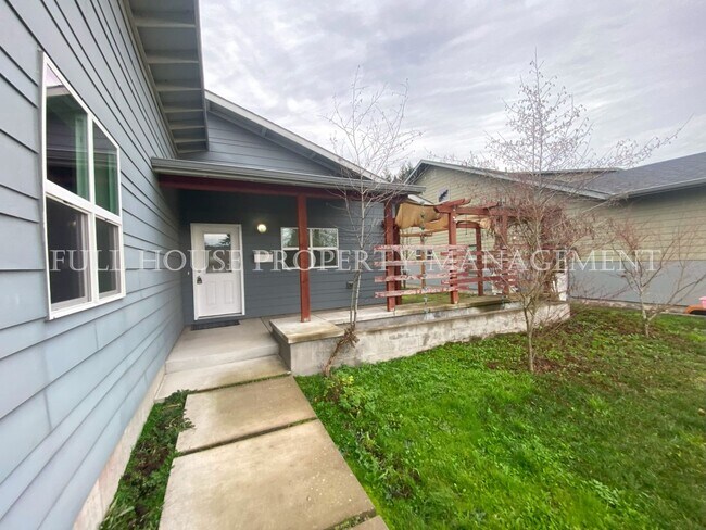 Building Photo - Custom Designed 3 Bed/ 2 Bath Home ! In th...
