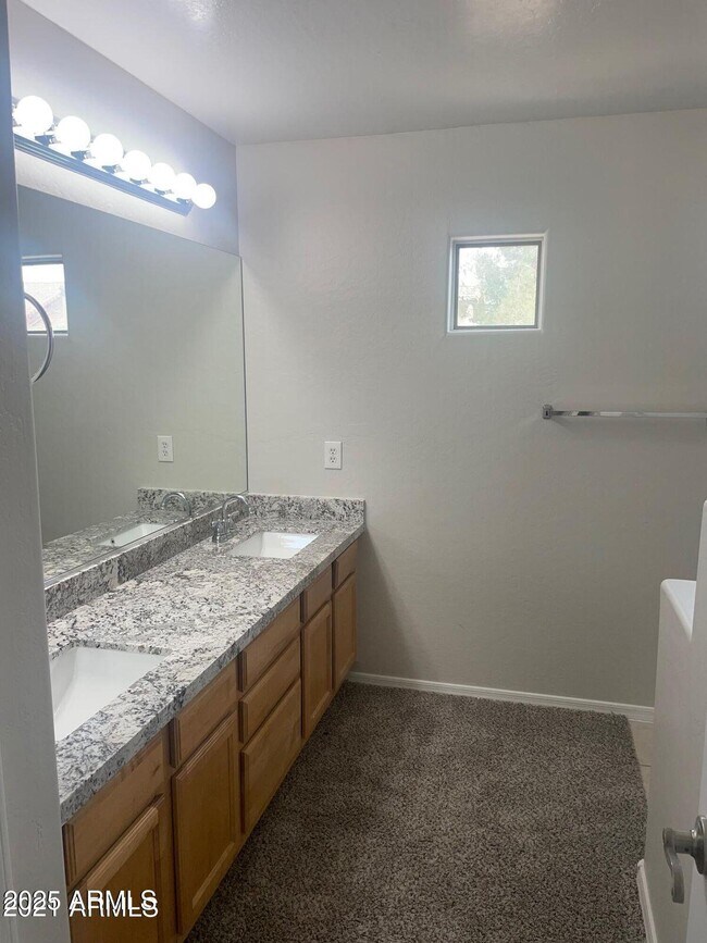 Foto del edificio - 1351 N Pleasant Dr