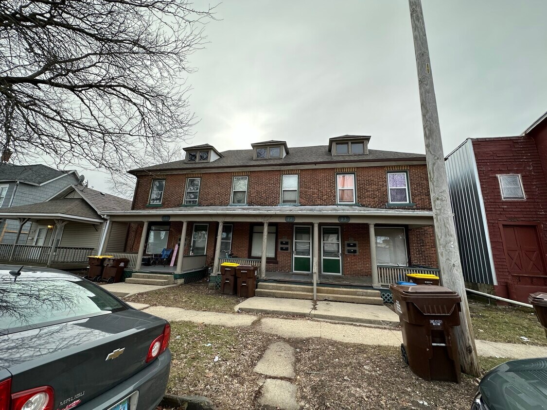 21 W Washington St Unit 1, Freeport, IL 61032 Room for Rent in