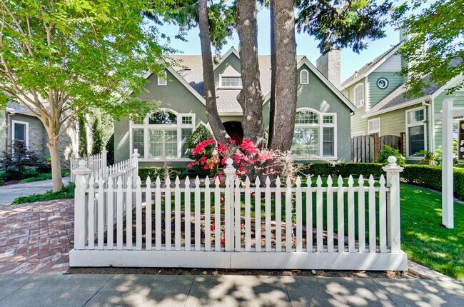 Foto del edificio - Stunning two-story spacious home on tranquil tree-lined street.