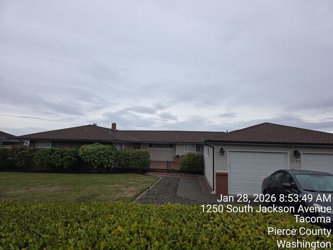 Foto del edificio - View home North Tacoma - 3 bedroom, 3.5 bathroom, 6 car garage - Available NOW!!!