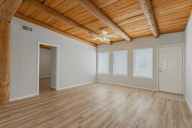 Foto del edificio - 1960 E Ambush St