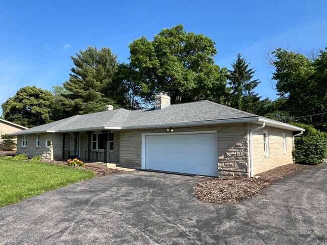 Building Photo - Home with Paradise Setting in Backyard! Available July 2026!! $2,500 Monthly!