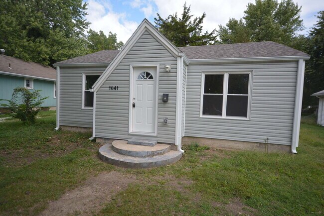 Building Photo - Rent  this AMAZING South East Side Recentl...