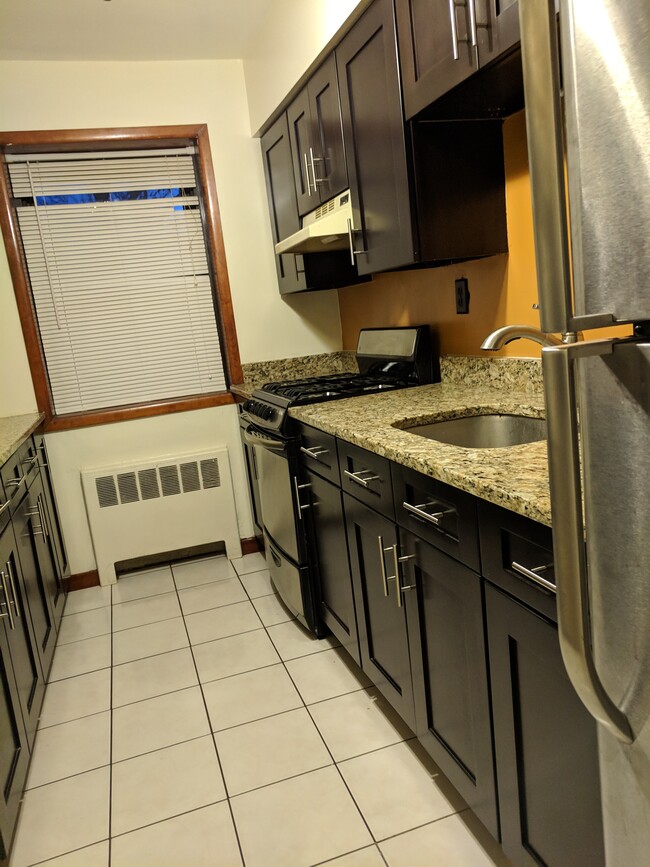 Building Photo - 2329 Hudson Ter
